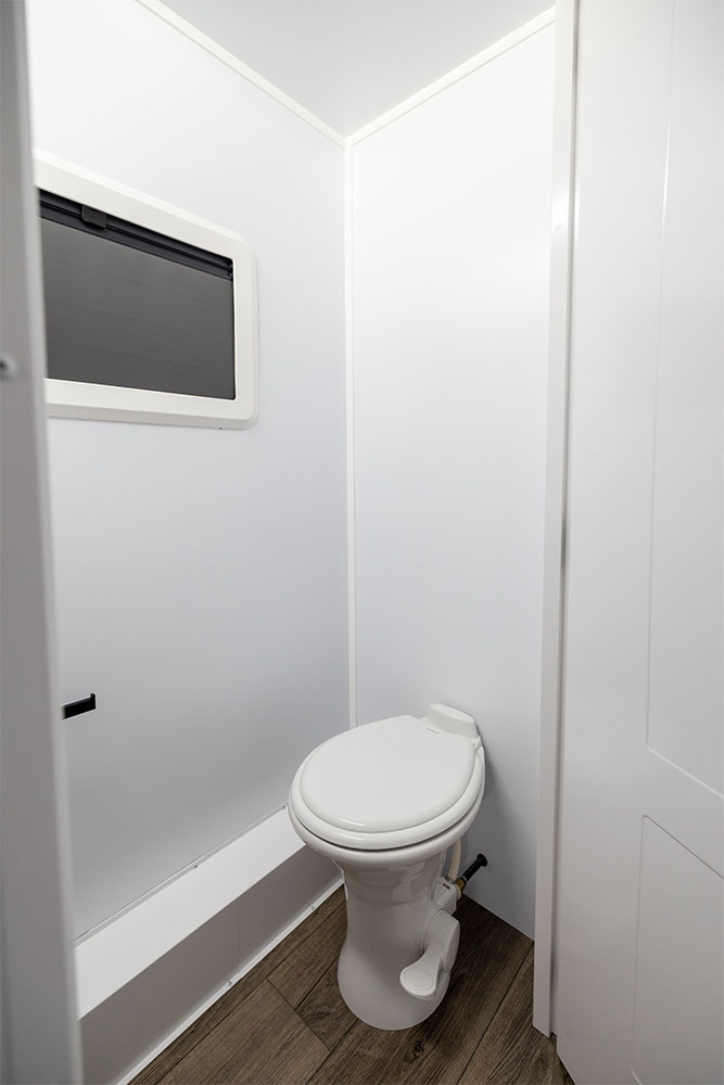 pause 22.4 trailer in canada toilet